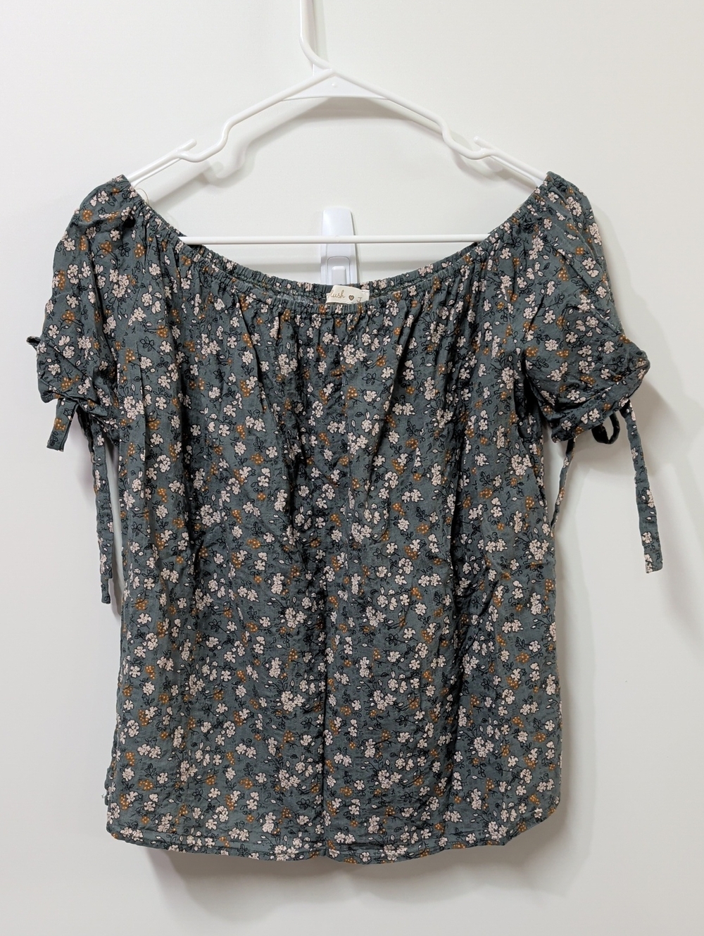 Blush J Green Floral Off-Shoulder Blouse with Tie Sleeves Size Large